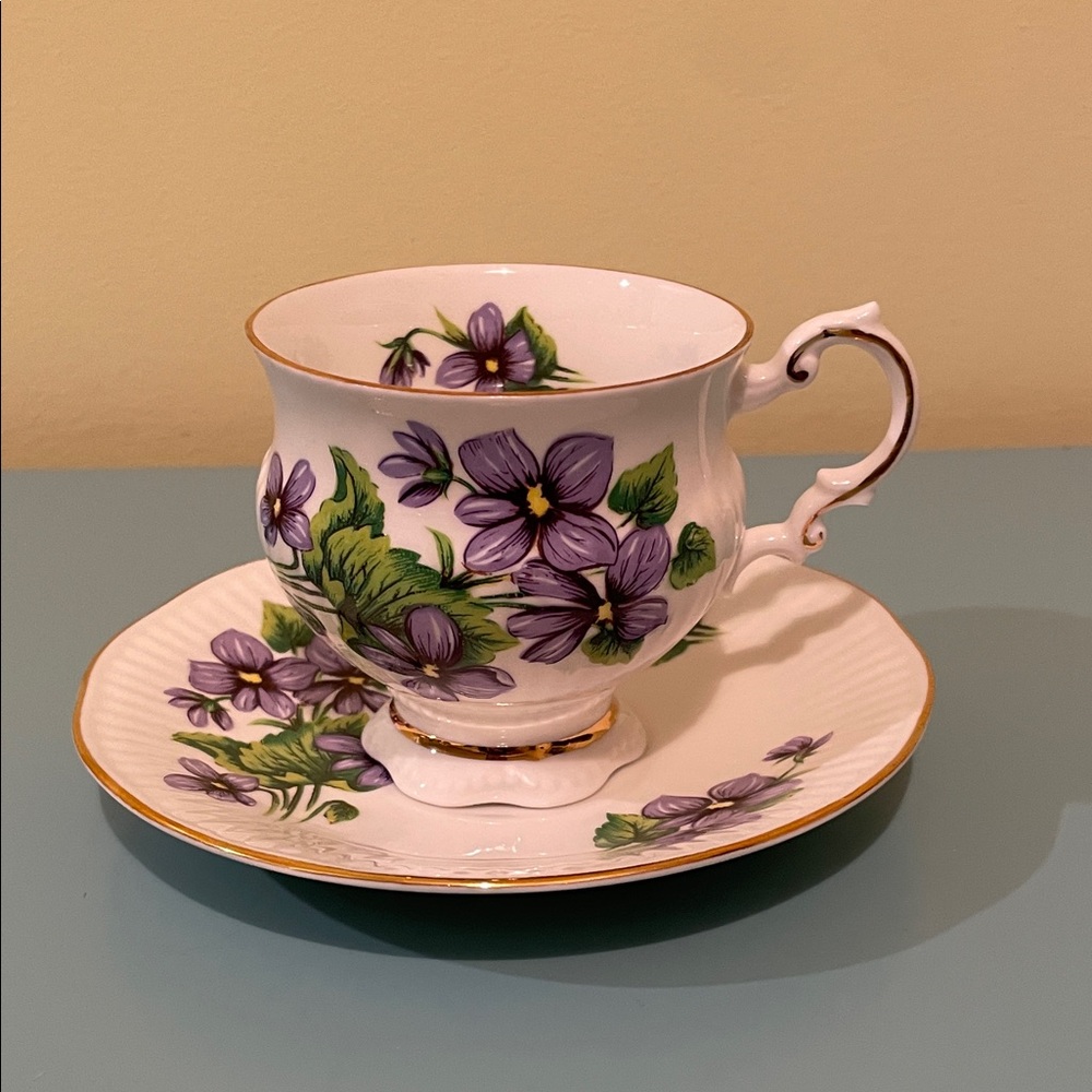 Elizabethan "Blue Violet" Teacup & Saucer – New Brunswick Provincial Flower